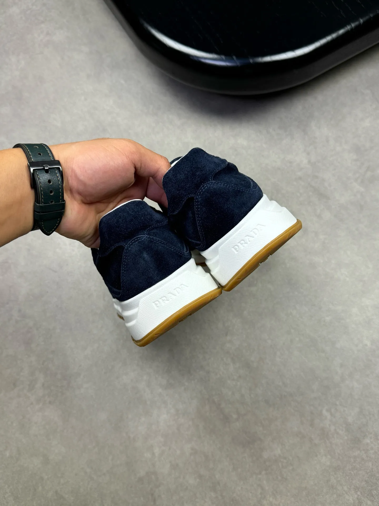 Batch 420, Prad* Prada's new men's thick-soled leather sports and casual shoes are made of imported high-value suede cowhide, combining elegant style and innovative design. The outer side is decorated with an enameled metal triangle logo, and the 4.5cm concave and convex rubber thick sole is full of modern style. The Prada letter logo is decorated on the heel and tongue, all of which illustrate the brand style. , soft, light, comfortable and durable on the feet! 38-44